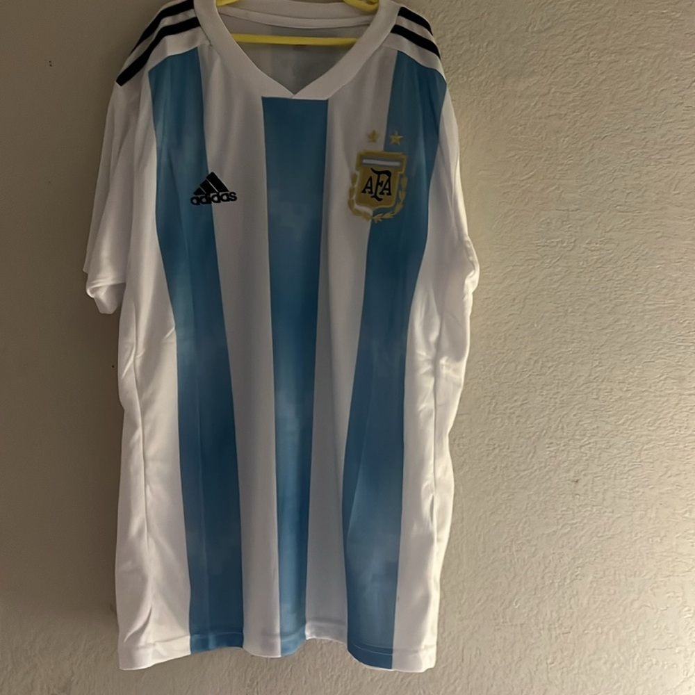 NWT MENS  XL ADIDAS FIFA SOCCER PERFORMANCE OFFICIAL LICENSED PRODUCT WHITE BLUE